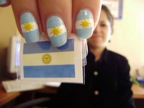 unas-con-la-bandera-de-argentina
